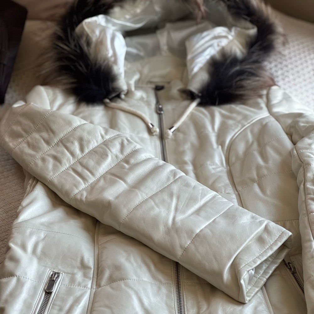 Elegant Cream Quilted Coat with Sheepskin Fur Trim - Picture 5 of 7